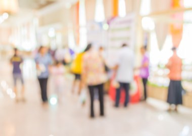 Alışveriş merkezinin ve insanların bulanık görüntüsü