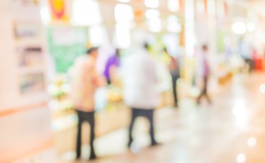 Alışveriş merkezinin ve insanların bulanık görüntüsü