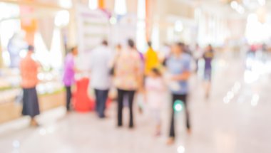 Alışveriş merkezinin ve insanların bulanık görüntüsü