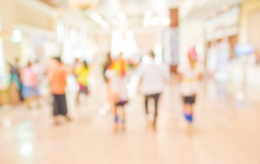 Alışveriş merkezinin ve insanların bulanık görüntüsü