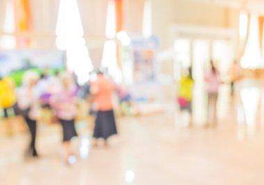 Alışveriş merkezinin ve insanların bulanık görüntüsü