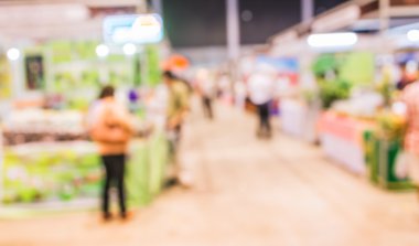 Alışveriş merkezinin ve insanların bulanık görüntüsü