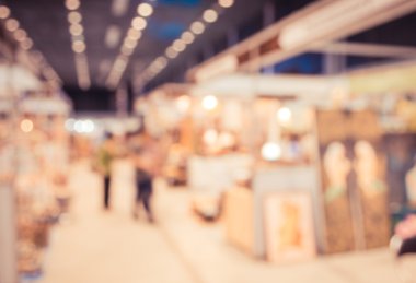 Alışveriş merkezinin ve insanların bulanık görüntüsü