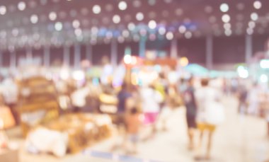 Alışveriş merkezinin ve insanların bulanık görüntüsü