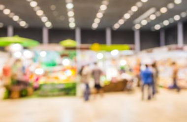 Alışveriş merkezinin ve insanların bulanık görüntüsü