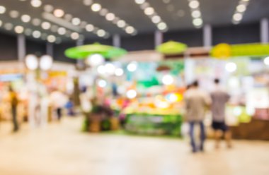 Alışveriş merkezinin ve insanların bulanık görüntüsü