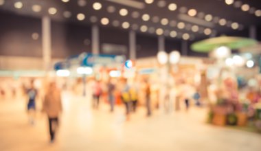 Alışveriş merkezinin ve insanların bulanık görüntüsü