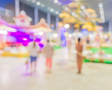 Alışveriş merkezinde yürüyen insanların bulanık görüntü