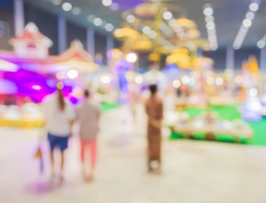 Alışveriş merkezinde yürüyen insanların bulanık görüntü