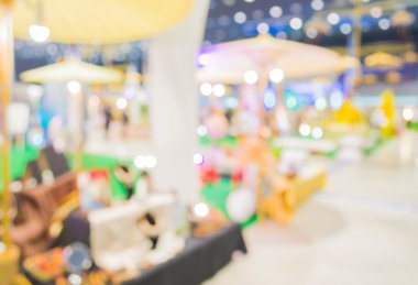 Alışveriş merkezinde yürüyen insanların bulanık görüntü