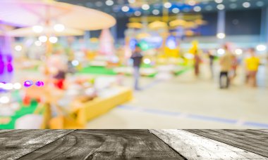 Alışveriş merkezinde yürüyen insanların bulanık görüntü