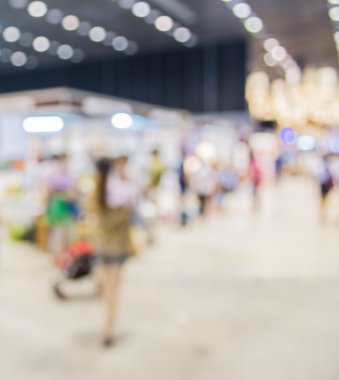 Alışveriş merkezinde yürüyen insanların bulanık görüntü