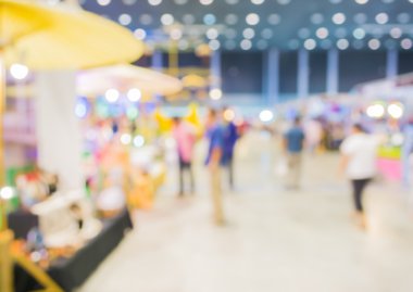 Alışveriş merkezinde yürüyen insanların bulanık görüntü