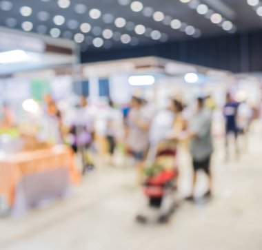 Alışveriş merkezinde yürüyen insanların bulanık görüntü