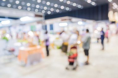 Alışveriş merkezinde yürüyen insanların bulanık görüntü