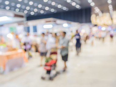 Alışveriş merkezinde yürüyen insanların bulanık görüntü