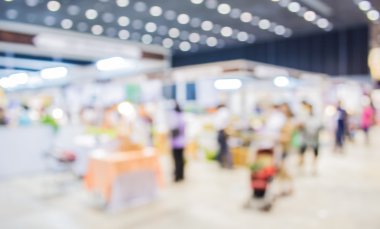 Alışveriş merkezinde yürüyen insanların bulanık görüntü