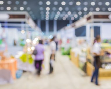 Alışveriş merkezinde yürüyen insanların bulanık görüntü