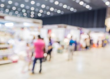 Alışveriş merkezinde yürüyen insanların bulanık görüntü