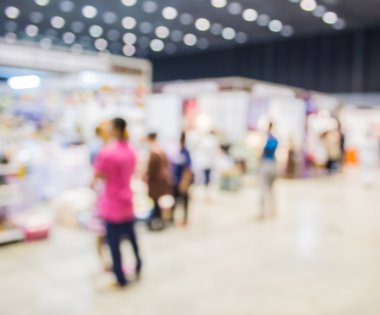 Alışveriş merkezinde yürüyen insanların bulanık görüntü