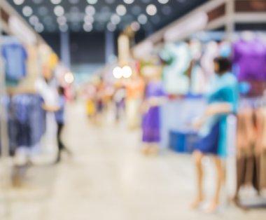 Alışveriş merkezinde yürüyen insanların bulanık görüntü