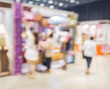 Alışveriş merkezinde yürüyen insanların bulanık görüntü