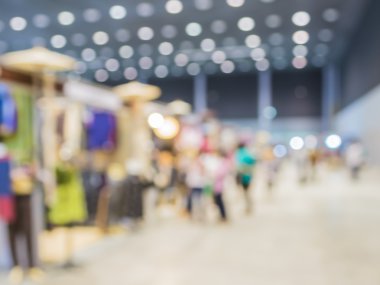 Alışveriş merkezinde yürüyen insanların bulanık görüntü
