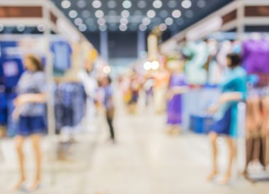 Alışveriş merkezinde yürüyen insanların bulanık görüntü