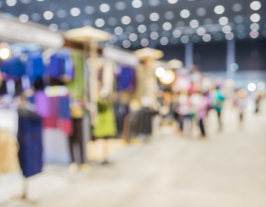 Alışveriş merkezinde yürüyen insanların bulanık görüntü