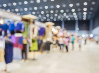 Alışveriş merkezinde yürüyen insanların bulanık görüntü