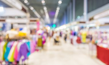 Alışveriş merkezinde yürüyen insanların bulanık görüntü bulanıklığı backgrou