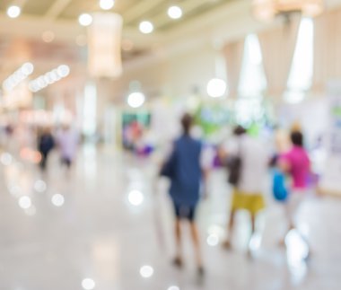 Alışveriş merkezinde yürüyen insanların bulanık görüntü bulanıklığı backgrou