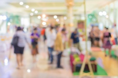 Alışveriş merkezinde yürüyen insanların bulanık görüntü 