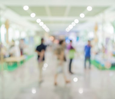 Alışveriş merkezinde yürüyen insanların bulanık görüntü 