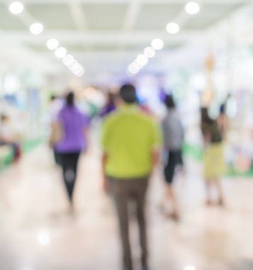 Alışveriş merkezinde yürüyen insanların bulanık görüntü 