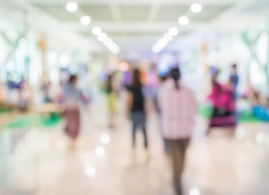 Alışveriş merkezinde yürüyen insanların bulanık görüntü 