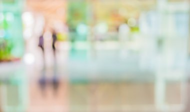 Bulanık bir geçmişi olan modern bir iş merkezinin lobisindeki insanların bulanık görüntüsü..