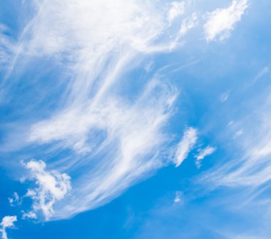 Arkaplan kullanımı için beyaz bulutlu berrak gökyüzü resmi .