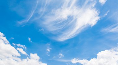 Arkaplan kullanımı için beyaz bulutlu berrak gökyüzü resmi .