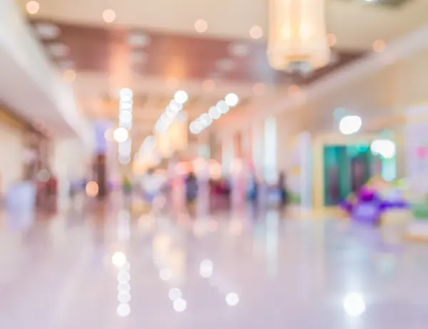 Imagem turva de shopping center e pessoas para uso em segundo plano. — Fotografia de Stock