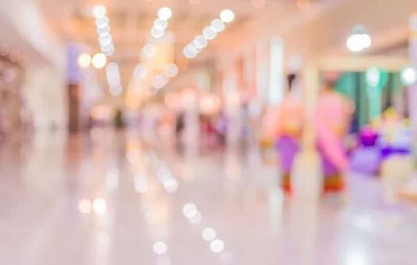 Imagem turva de shopping center e pessoas para uso em segundo plano. — Fotografia de Stock