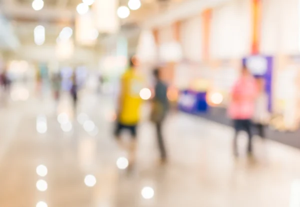 Imagem turva de shopping center e pessoas — Fotografia de Stock