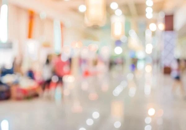 Imagem turva de shopping center e pessoas — Fotografia de Stock