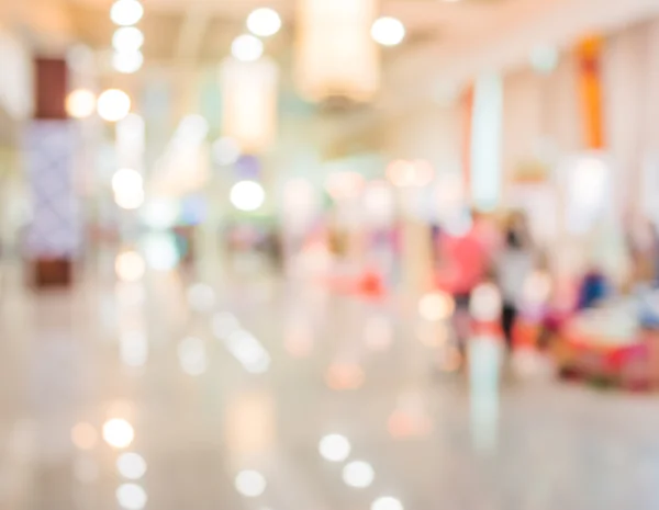 Imagem turva de shopping center e pessoas — Fotografia de Stock