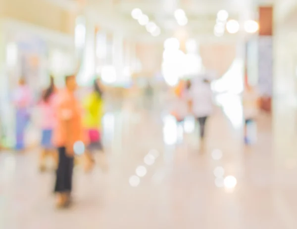 Imagem turva de shopping center e pessoas — Fotografia de Stock