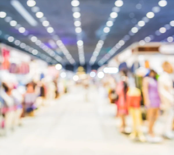 Imagem desfocada de pessoas andando em shopping center, borrão backgrou — Fotografia de Stock