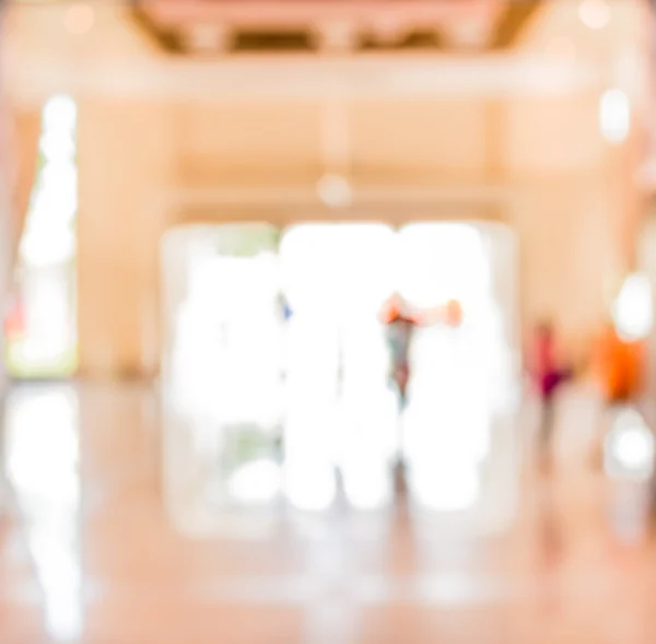 Imagem desfocada de pessoas no lobby de um moderno centro de negócios wi — Fotografia de Stock