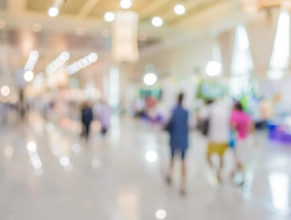 Imagem desfocada de pessoas andando em shopping center, borrão backgrou — Fotografia de Stock