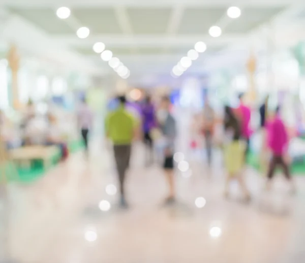 Imagem turva de pessoas andando no shopping — Fotografia de Stock