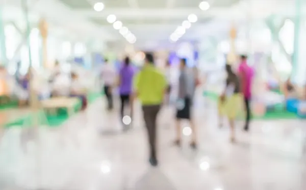 Verschwommenes Bild von Menschen, die in Einkaufszentrum gehen — Stockfoto